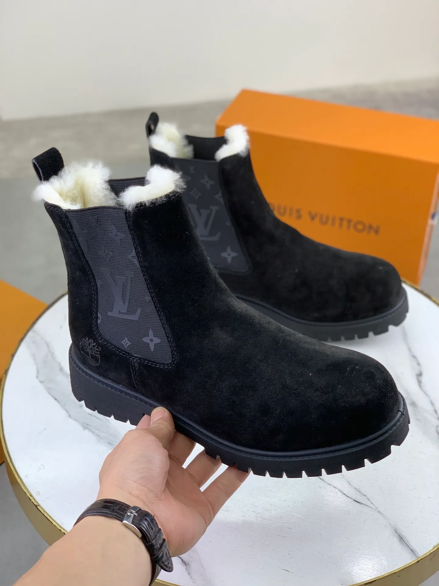 Factory price P900 💰💎💎💎High version of new men's shoes. Purchasing quality◾️◽️LV～Louis Vuitton boots series! by Virgin Abloh The most beautiful sneakers, Lv Brand strongly recommends new products, official website limited edition retro basketball sneakers! Both the high-top and low-top models spent money to purchase 1:1 accurate reproductions of the originals. The details are invincible and full of sincerity. The imported custom-made original frosted cowhide leather is packaged in the same way as the originals. The details are 100% restored. The privately customized originals are combined into a non-slip, wear-resistant and lightweight foam outsole. It is different from other brands. Without the original version, this effect cannot be achieved! L’s best-looking men’s shoes in the past, don’t miss it! Calfskin lining: Imported water-dyed cowhide lining/foot pad Outsole: lightweight foaming and non-slip Size: Men's 39-44 (38, 45 customized, non-refundable)